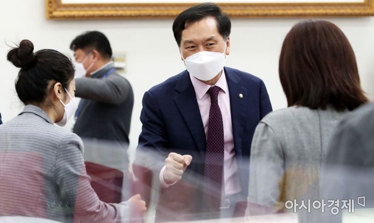 김기현 국민의힘 신임 원내대표가 2일 국회에서 출입기자들과 간담회를 갖기에 앞서 참석자들과 인사를 나누고 있다./윤동주 기자 doso7@