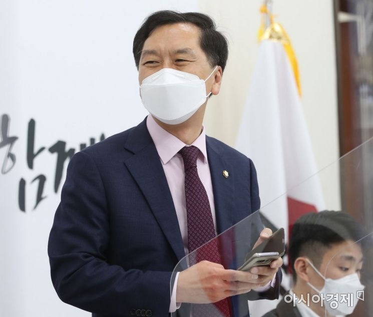 김기현 국민의힘 신임 원내대표가 2일 국회에서 출입기자들과 간담회를 갖기 위해 회의실로 들어서며 활짝 웃고 있다./윤동주 기자 doso7@