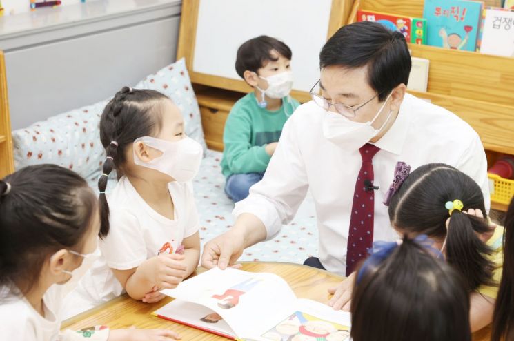 지난달 26일 둘리와 함께 도봉구 직장어린이집을 방문한 이동진 도봉구청장