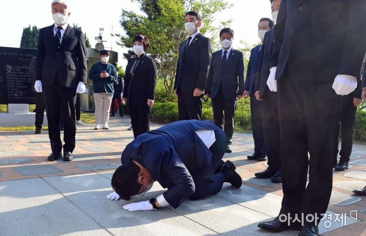 송영길 더불어민주당 신임 대표가 3일 서울 동작구 국립서울현충원 내 고 김대중 대통령 묘역을 찾아 큰절을 하고 있다./국회사진기자단
