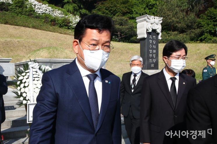 송영길 더불어민주당 신임 대표가 3일 서울 동작구 국립서울현충원 내 고 박정희 대통령 묘역 찾아 참배 후 돌아나서고 있다./국회사진기자단