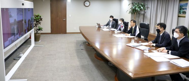 3일 오전 개최된 제21차 한중일 재무장관 중앙은행총재 회의에 참석한 한국은행. 사진 왼쪽부터 곽상곤 금융협력팀장, 유상대 부총재보, 이주열 총재, 방홍기 의제연구반장, 오금화 국제협력국장