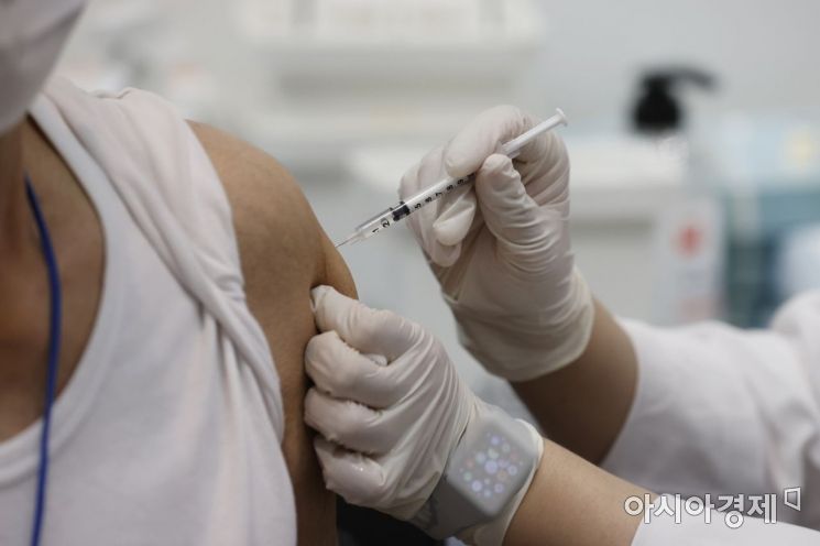 코로나19 백신 수급 불균형이 발생하고 있는 가운데 3일 서울 용산구 예방접종센터에서 한 어르신이 코로나19 백신을 접종하고 있다./김현민 기자 kimhyun81@