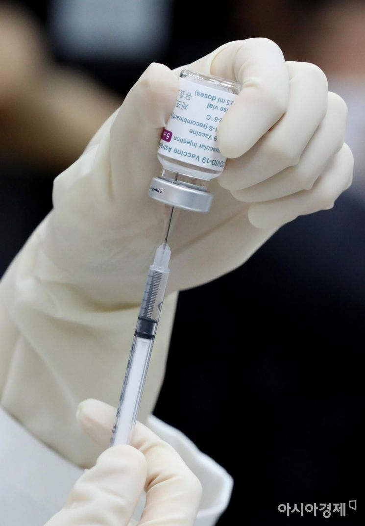서울 용산구보건소에서 한 의료인이 아스트라제네카 코로나19 백신을 소분하고 있다./김현민 기자 kimhyun81@