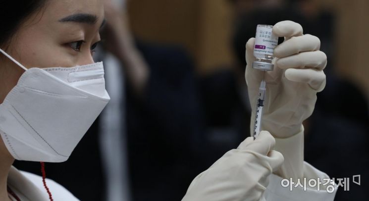 3일 오전 서울 용산구보건소에서 한 의료인이 아스트라제네카 코로나19 백신을 소분하고 있다./김현민 기자 kimhyun81@