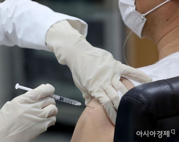 임인택 보건복지부 보건산업정책국장이 3일 오전 서울 용산구보건소에서 아스트라제네카 코로나19 백신 접종을 맞고 있다./김현민 기자 kimhyun81@
