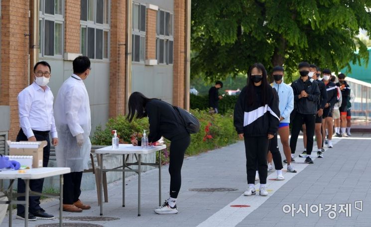 3일 서울 송파구 서울체육중고등학교에 설치된 코로나19 이동식 PCR 검사소에서 한 학생이 검사를 받고 있다. 교육부는 방역 당국과 협의해 서울 시내 11개 교육지원청별로 팀을 구성해 3일부터 서울시내 학교를 순회하면서 희망하는 교직원, 학생을 대상으로 검사를 진행한다./사진공동취재단