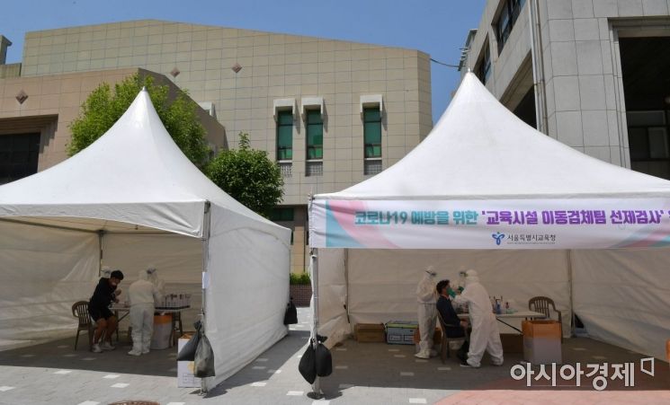 3일 서울 송파구 서울체육중고등학교에 설치된 코로나19 이동식 PCR 검사소에서 한 학생이 검사를 받고 있다. 교육부는 방역 당국과 협의해 서울 시내 11개 교육지원청별로 팀을 구성해 3일부터 서울시내 학교를 순회하면서 희망하는 교직원, 학생을 대상으로 검사를 진행한다./사진공동취재단