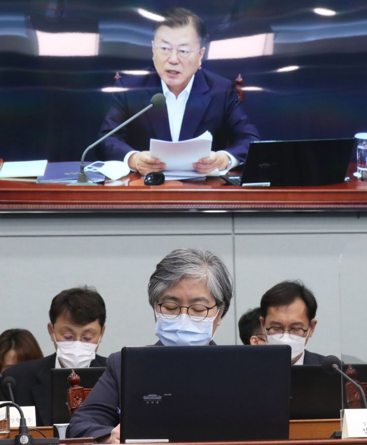 文대통령 "한국, 백신생산 글로벌 허브로…상반기 접종 1300만 상향" (종합)