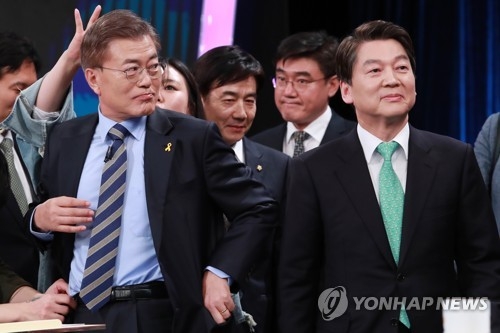 지난 2017년 문재인(왼쪽) 당시 민주당 대선 후보 모습. / 사진=연합뉴스