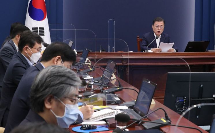 文대통령 "한국, 백신생산 글로벌 허브로…상반기 접종 1300만 상향" (종합)