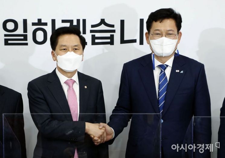 송영길 더불어민주당 신임 대표가 3일 국회에서 김기현 국민의힘 대표 권한대행 겸 원내대표를 예방, 기념촬영을 하고 있다./윤동주 기자 doso7@