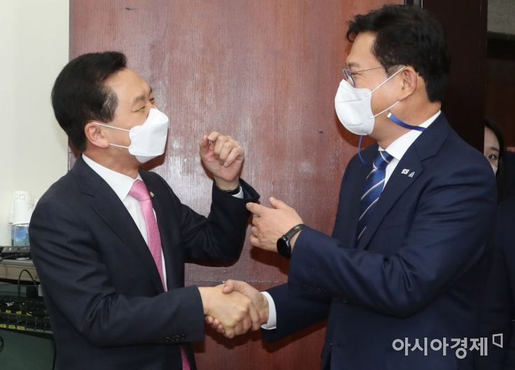 송영길 더불어민주당 신임 대표가 3일 국회에서 김기현 국민의힘 대표 권한대행 겸 원내대표를 예방, 인사를 나누고 있다./윤동주 기자 doso7@