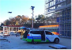 드론과 CCTV를 갖춘 특수차량을 활용해 건설현장 비대면 안전점검을 하는 모습.(사진제공=한국산업안전보건공단)