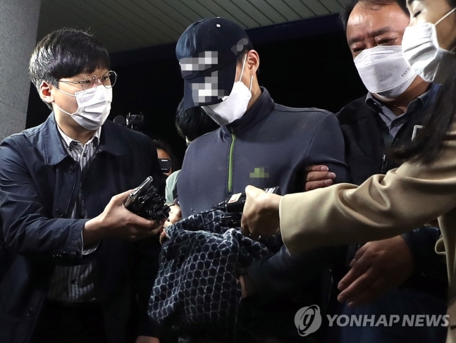 친누나를 살해한 혐의를 받는 남동생 A씨가 지난달 29일 오후 인천시 강화군 강화읍 강화경찰서로 압송되고 있다. /사진제공=연합뉴스