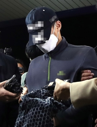 친누나를 살해하고 시신을 유기한 혐의를 받는 남동생 A씨가 지난 4월29일 오후 인천시 강화군 강화읍 강화경찰서로 압송되고 있다. [이미지출처=연합뉴스]