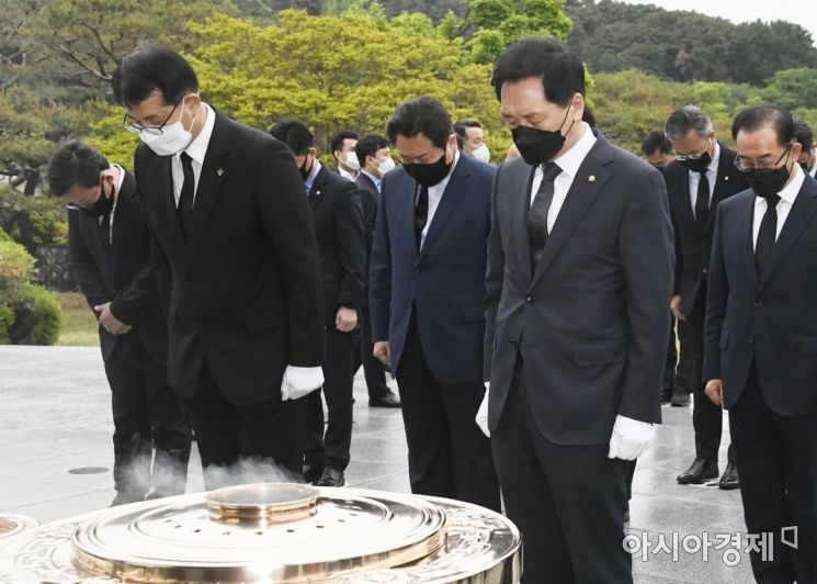 김기현 국민의힘 당대표 권한대행 겸 원내대표가 4일 서울 동작구 국립서울현충원 현충탑에서 참배하고 있다./국회사진기자단