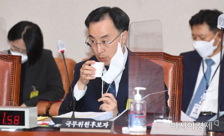 문승욱 산업통상자원부 장관 후보자가 4일 국회에서 열린 인사청문회에 출석, 청문회 시작에 앞서 갈증이 나는 듯 물을 마시고 있다./윤동주 기자 doso7@