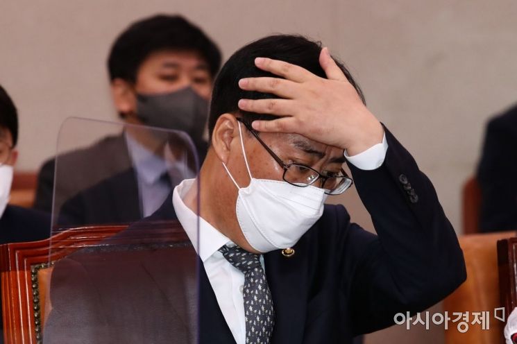 박준영 해양수산부 장관 후보자가 4일 국회에서 열린 인사청문회에 출석, 머리를 만지고 있다./윤동주 기자 doso7@