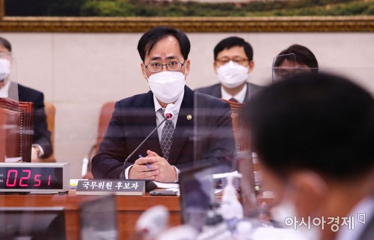 박준영 해양수산부 장관 후보자가 4일 국회에서 열린 인사청문회에 출석, 의원들 질의에 답변하고 있다./윤동주 기자 doso7@