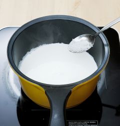 1. 우유에 생크림을 넣고 소금을 넣는다. 나무주걱으로 저으면서 따뜻하게 데운다.