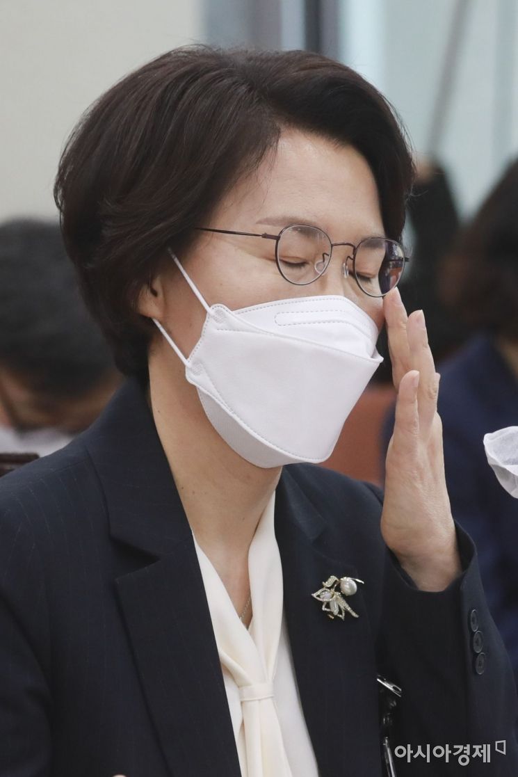 임혜숙 과학기술정보통신부 장관 후보자가 4일 국회에서 열린 인사청문회에 출석, 피곤한 표정으로 안경을 바로쓰고 있다./윤동주 기자 doso7@