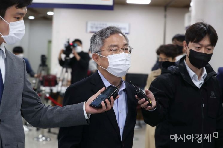 검찰, '공직선거법 위반' 최강욱 1심서 벌금 300만원 구형… '당선무효형'