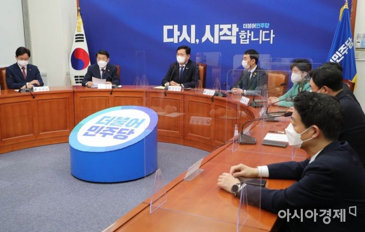은성수 금융위원장이 4일 국회 더불어민주당 대표실에서 열린 부동산 현황 관계부처 보고에 참석, 발언을 하고 있다./윤동주 기자 doso7@