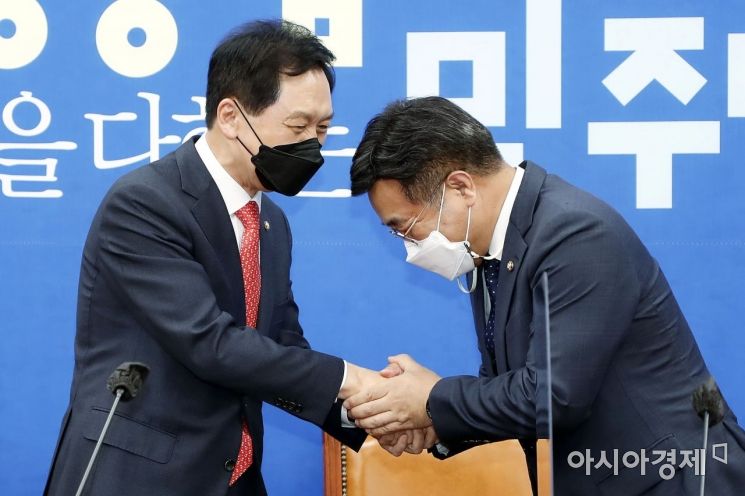 김기현 국민의힘 대표 권한대행 겸 원내대표가 4일 서울 여의도 국회에서 윤호중 더불어민주당 원내대표를 예방, 인사를 나누고 있다./윤동주 기자 doso7@
