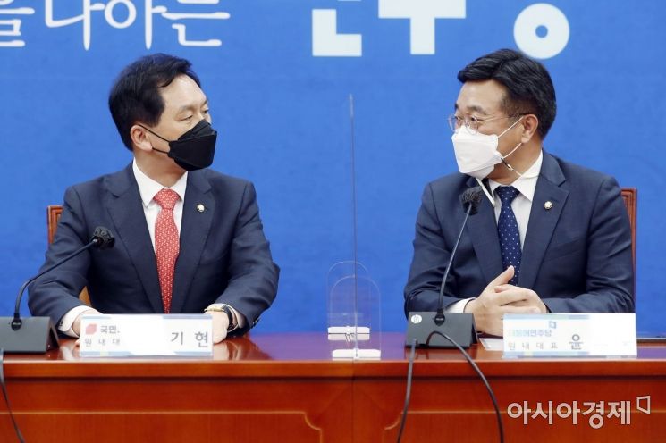 김기현 국민의힘 대표 권한대행 겸 원내대표가 4일 서울 여의도 국회에서 윤호중 더불어민주당 원내대표를 예방, 인사를 나누고 있다./윤동주 기자 doso7@