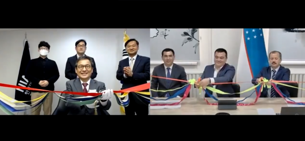 한국지능정보사회진흥원은 지난달 30일 우즈베키스탄 페르가나에 정보접근센터를 개소했다고 4일 밝혔다. 사진은 왼쪽부터 문용식 NIA 원장, 에감베르디예프 우즈베키스탄 정보기술통신부 차관이 원격으로 진행된 우즈베키스탄 정보접근센터 개소식에서 테이프커팅을 진행하는 모습