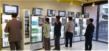 고객들이 3일 성남 고등동 AI 무인 편의점에서 한국형 무인 판매 브랜드 '아이스Go 24'를 작동을 해보면서 상품을 구매하고 있다.