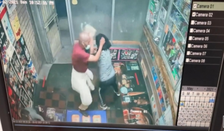 2일(현지시간) 미국 메릴랜드주 볼티모어의 한 주류매장에 괴한이 침입해 한인 여성 주인을 공격하고 있다. 사진=유튜브 영상 캡처.