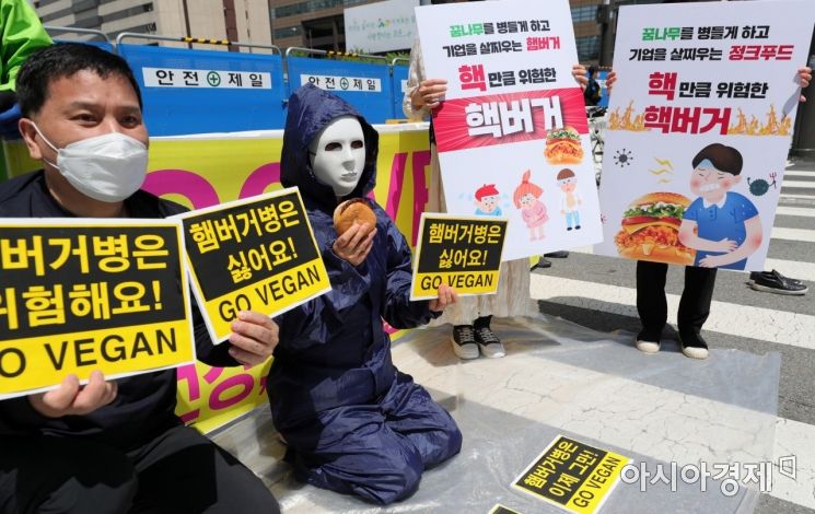 한국채식연합회원들이 5일 서울 광화문 광장에서 채식을 촉구하는 퍼포먼스를 하고 있다./윤동주 기자 doso7@