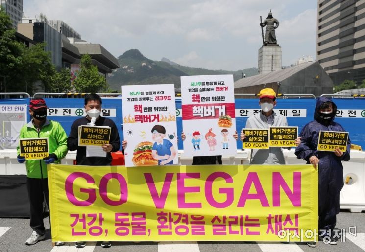 한국채식연합회원들이 5일 서울 광화문 광장에서 채식을 촉구하는 기자회견을 갖고 있다./윤동주 기자 doso7@