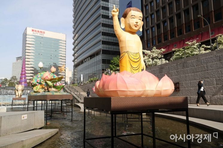 부처님 오신 날(5월 19일)을 앞두고 6일 서울 청계천에 다양한 전통등이 전시돼 있다. /문호남 기자 munonam@