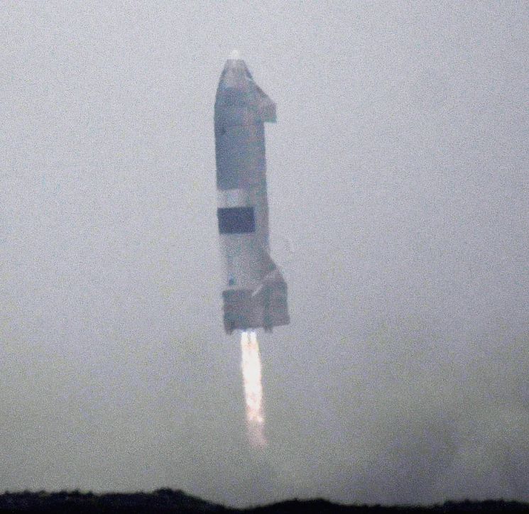 스페이스X 화성탐사 로켓, 첫 지상착륙 성공...앞서 4차례 폭발   