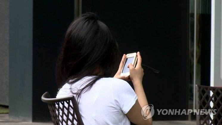 집 근처에서 휴대폰 등을 이용해 찍은 사진을 사회관계망서비스(SNS) 등에 게재하기 꺼려진다는 누리꾼들이 늘고 있다. 사진을 통해 집 주소가 노출될 수 있다는 우려 때문이다. 사진은 기사 중 특정 표현과 관계 없음. / 사진=연합뉴스