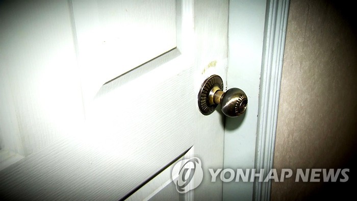 인터넷에 집 주소 등 개인정보가 노출되면 스토킹, 주거침입 등 범죄에 악용될 수 있다는 우려가 커지고 있다. 사진은 기사 중 특정 표현과 관계 없음. / 사진=연합뉴스