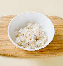 3. 따끈한 밥에 초밥초 양념 재료를 넣어 버무린다.