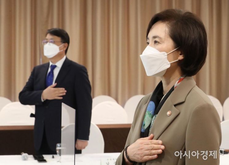 [포토] 국민의례하는 유은혜 장관과 남중웅 위원장