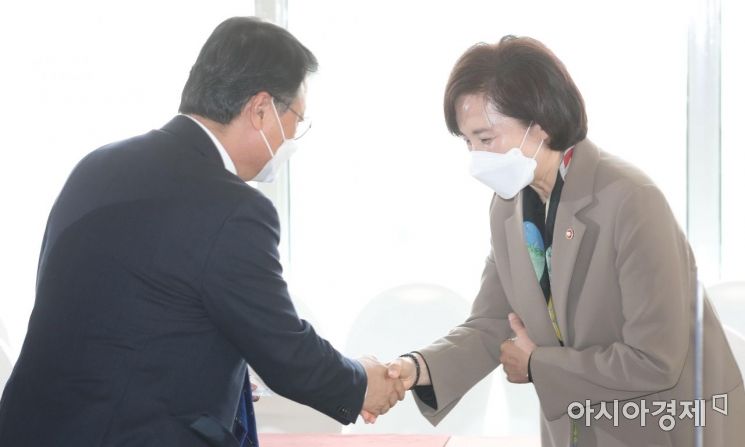 [포토] 국교조 위원장과 인사하는 유은혜 부총리