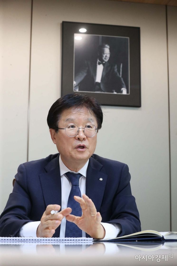 조욱제 유한양행 사장이 창업자인 고(故) 유일한 박사의 사진이 걸려 있는 접견실에서 가진 아시아경제와의 인터뷰에서 올해 경영전략에 대해 설명하고 있다. /문호남 기자 munonam@