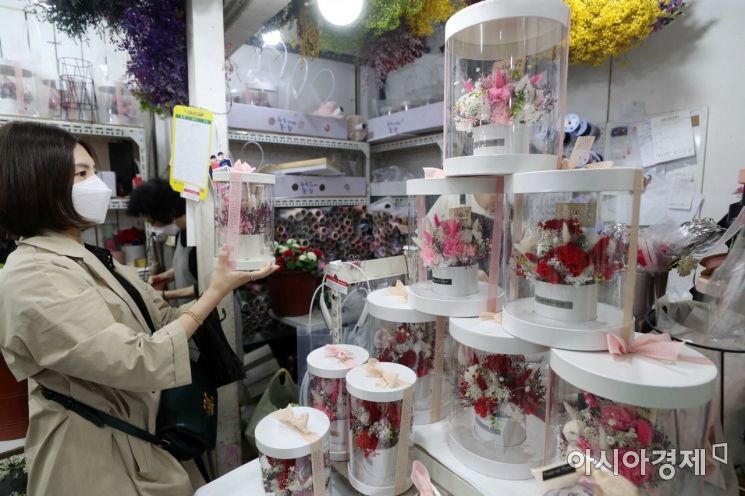 서울 남대문시장 꽃상가를 찾은 시민들이 카네이션 등 꽃을 고르고 있다.[사진=아시아경제 DB]