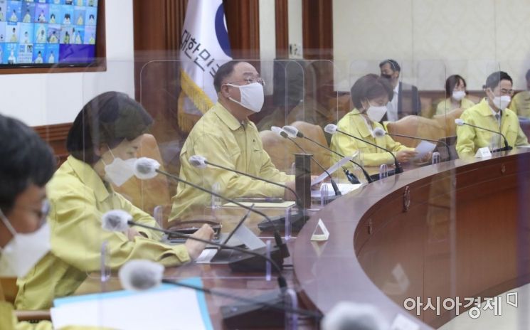 [포토] 중대본회의 주재하는 홍남기 총리 권한대행