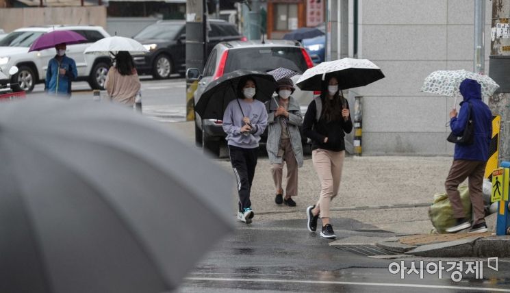수도권 지역에 비가 내리고 있는 7일 서울 용산구 효창공원역 인근에서 시민들이 우산을 쓰고 이동하고 있다./강진형 기자aymsdream@