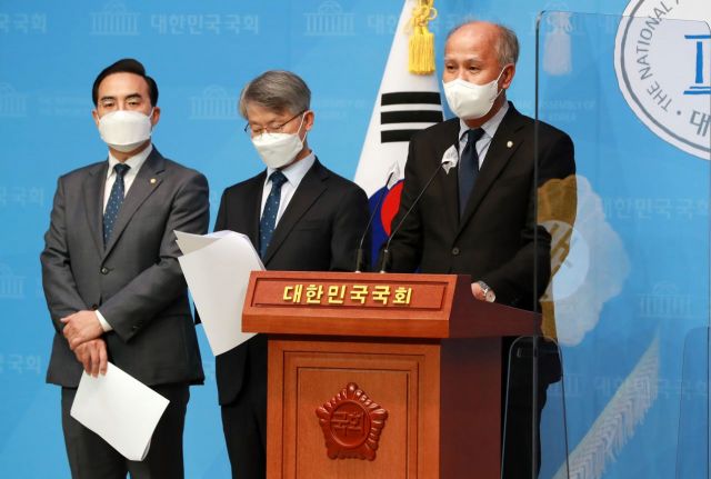 이용우 더불어민주당 의원이 7일 국회에서 ‘가상자산업법 제정안’ 발의 기자회견을 하고 있다. '가상자산업법'은 투자 피해가 속출하고 있는 가상통화 산업에서 불공정한 거래 행위가 나오면 손해배상과 몰수·추징까지 할 수 있게 해 투자자를 보호하겠다는 것이 핵심이다./윤동주 기자 doso7@