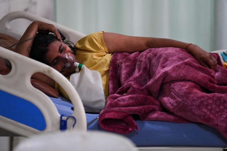인도 북부 모라다바드의 TMU 대학병원 중환자실에서 5일(현지시간) 한 코로나19 환자가 산소 호흡기에 의지해 호흡하고 있다. [이미지출처=연합뉴스]