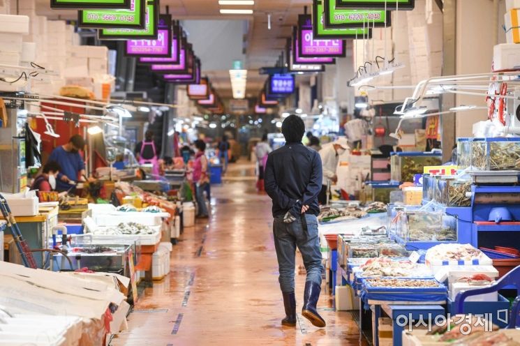 [포토]손님 기다리는 노량진 수산시장 상인들