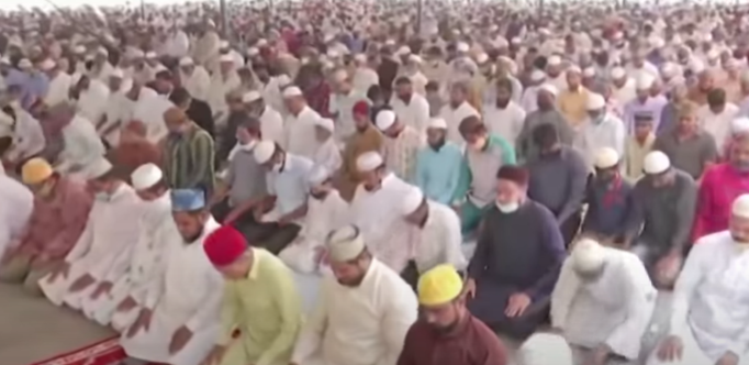 "신전 꼭대기에 물 부으면 코로나19 없앨 수 있다" 인도서 또 '노마스크' 행사